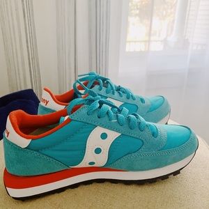 Saucony sneakers - never worn (Size 6.5)